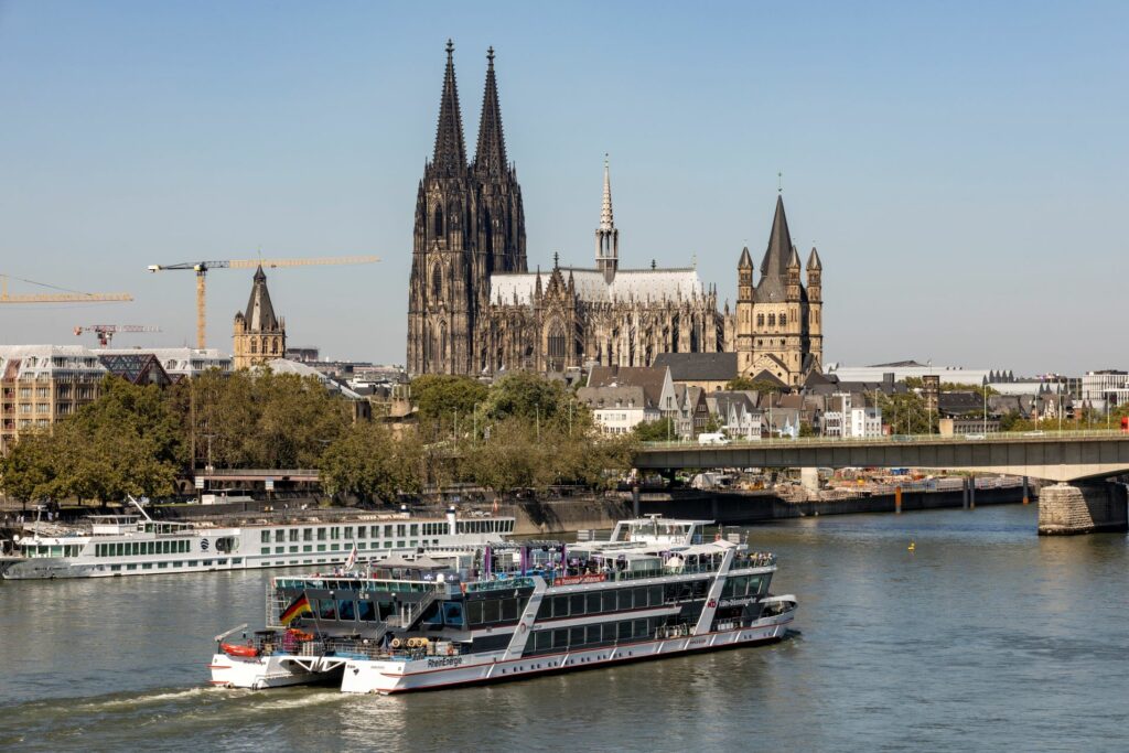Blick auf das Schiff KD RheinEnergie vor dem Kölner Dom & der Kölner Altstadt © KölnTourismus Christoph Seelbach CC-BY-SA
