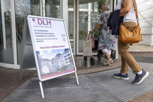 Herzlich Willkommen - Plakat am Eingang des Maritim Hotel Bad Wildungen begrüßt Teilnehmer
