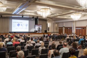Prof. Dr. Andreas Burchert, Marburg, wissenschaftlicher Leiter beim 29. DLH-Patientenkongress in Bad Wildungen, erläutert dem Auditorium die Entstehung einer Leukämie