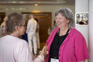 Zwei Personen im Gespräch. Der 29. DLH-Patientenkongress bot wieder viel Gelegenheit für den persönlichen Austausch. Zwei Personen im Gespräch. Der 29. DLH-Patientenkongress bot wieder viel Gelegenheit für den persönlichen Austausch.