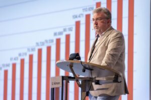 Prof. Dr. Gregor Hörmann, München, hält den Vortrag "KI in der Hämatologie mit interaktivem Teil"