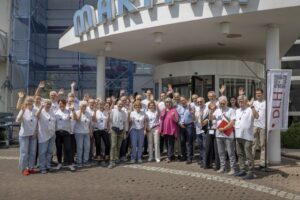 Das Helferteam winkend vorm Maritim Hotel Bad Wildungen - ohne die vielen helfenden Hände aus den DLH-Mitgliedsgruppen wäre die Durchführung des Patientenkongresses nicht möglich Das Helferteam - ohne die vielen helfenden Hände aus den DLH-Mitgliedsgruppen wäre die Durchführung des Patientenkongresses nicht möglich