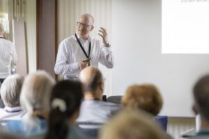 Dr. Christoph Mann hält den Workshop "Multiples Myelom und Leichtketten-Amyloidose"