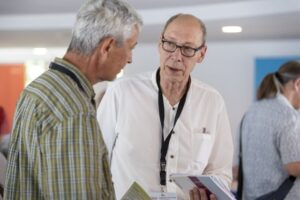 Zwei Personen im Gespräch. Intensive Gespräche zwischen Betroffenen - das macht den DLH-Patientenkongress aus
