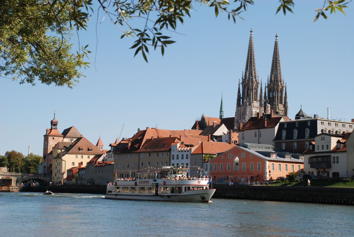 Ausflugsschiff auf der Donau und Blick auf die Regensburger Altstadt