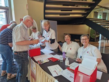 Freundlicher Empfang durch das Registratur-Team, 28. DLH-Patientenkongress, Köln