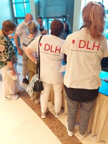 Helfer im DLH-T-Shirt und Besucher an der Registratur, 28. DLH-Patientenkongress, Köln