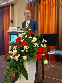 Prof. Dr. Bernhard Wörmann, Berlin, referiert beim 28. DLH-Patientenkongress, Köln, "30 Jahre Hämatologie - 1995-2025"