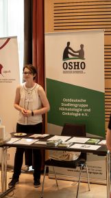 Melanie Raupach-Laicht, Ostdeutsche Studiengruppe (OSHO), am Infostand, 28. DLH-Patientenkongress, Köln