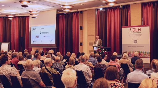 DLH-Vorsitzender Rainer Göbel bedankt sich bei den Sponsoren des 28. DLH-Patientenkongresses, Köln