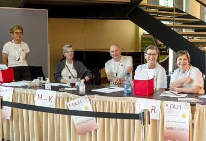 Warten auf Besucher, Helfer-Team an der Registratur, 28. DLH-Patientenkongress, Köln