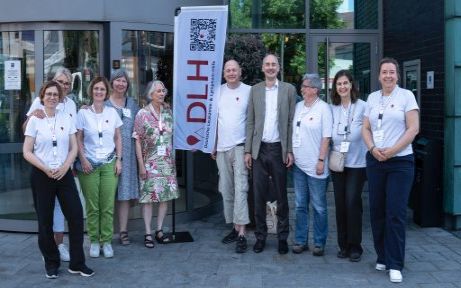 DLH-Team beim 28. DLH-Patientenkongress, Köln, 2025, v.l.n.r. Dr. Heike Behrbohm, Beate Schneider, Annette Wellerdick (alle Geschäftsstelle), Sabine Prass, Ragnhild Krüger (beide stellv. Vorsitzende), Holger Bassarek (Beisitzer), Rainer Göbel (Vorsitzender), Dr. Birgit Grohs (Geschäftsstelle), Dr. Ulrike Holtkamp (Geschäftsführung), Doreen Oberbörsch (Geschäftsstelle)