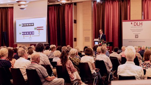 Blick in den Plenarvortrag Prof. Dr. Bernhard Wörmann, Berlin, "30 Jahre Hämatologie - 1995-2025", 28. DLH-Patientenkongress, Köln