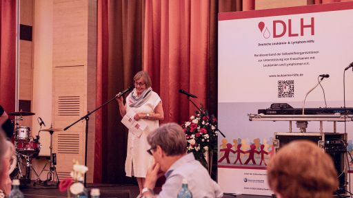 Christa Burggraf, SHG Leukämie und Lymphome der Bayerischen Krebsgesellschaft e.V., gratuliert der DLH zum 30-jährigen Bestehen mit einem Gedicht
