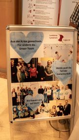 Aufsteller der Leukämie Lymphom Liga mit Teamfotos