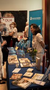 Informieren am Infostand des "Infonetz Krebs" der Deutschen Krebshilfe