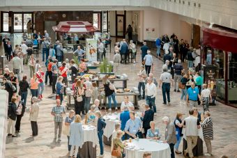 Patientenkongress: Austausch und Begegnung - Blick ins Foyer des Veranstaltungsortes